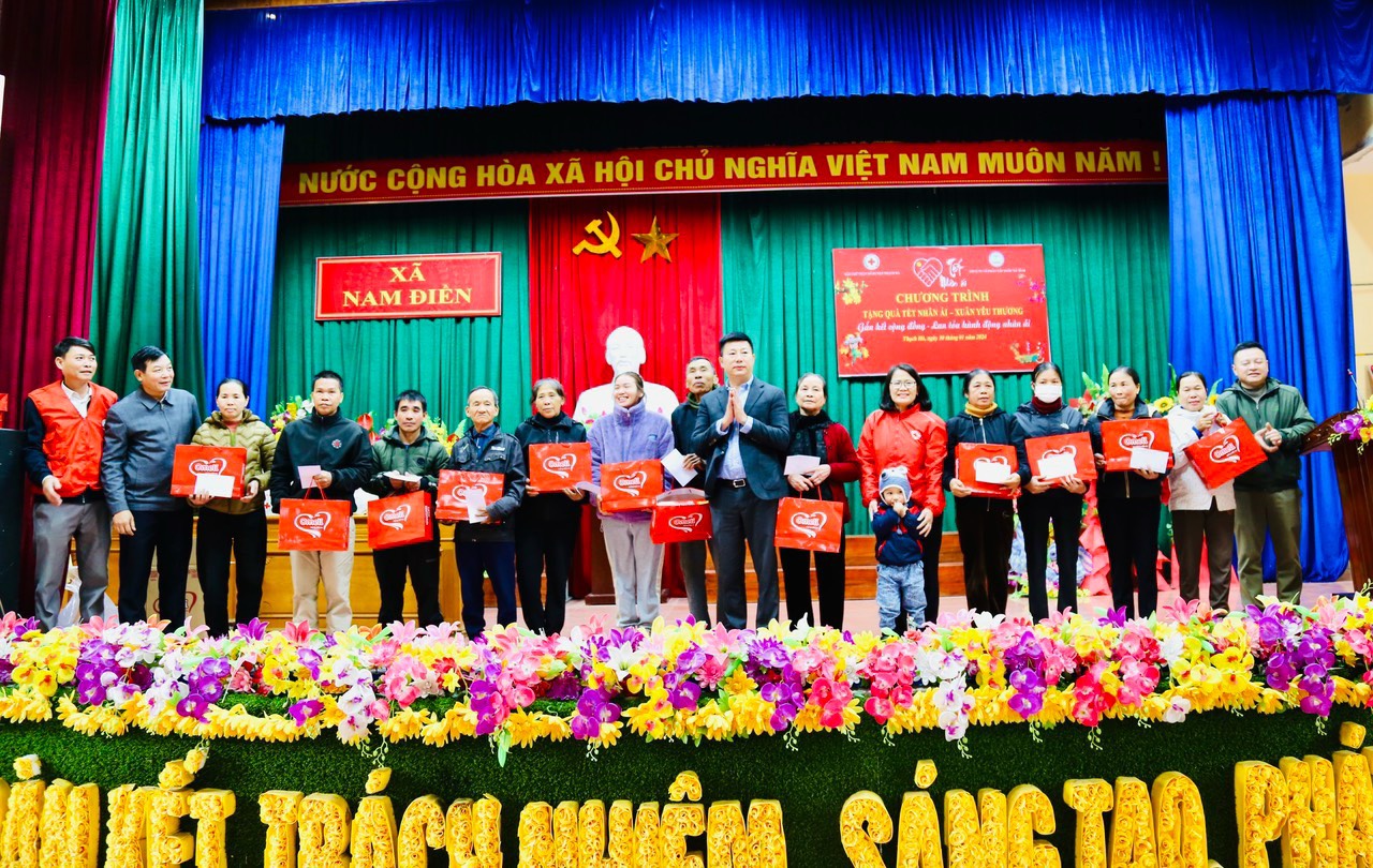 CÔNG TY CỔ PHẦN CẤP NƯỚC HÀ TĨNH PHỐI HỢP VỚI CÔNG ĐOÀN TỔ CHỨC TRAO QUÀ TẾT CHO CÁC GIA ĐÌNH KHÓ KHĂN