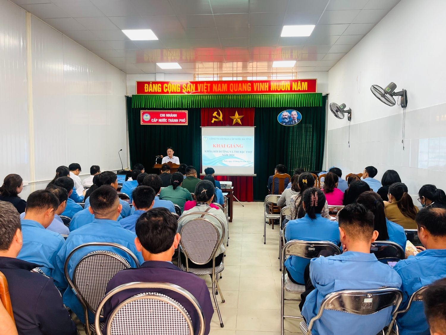 CÔNG TY CỔ PHẦN CẤP NƯỚC HÀ TĨNH: KHAI GIẢNG KHÓA BỒI DƯỠNG VÀ THI BẬC THỢ NĂM 2024