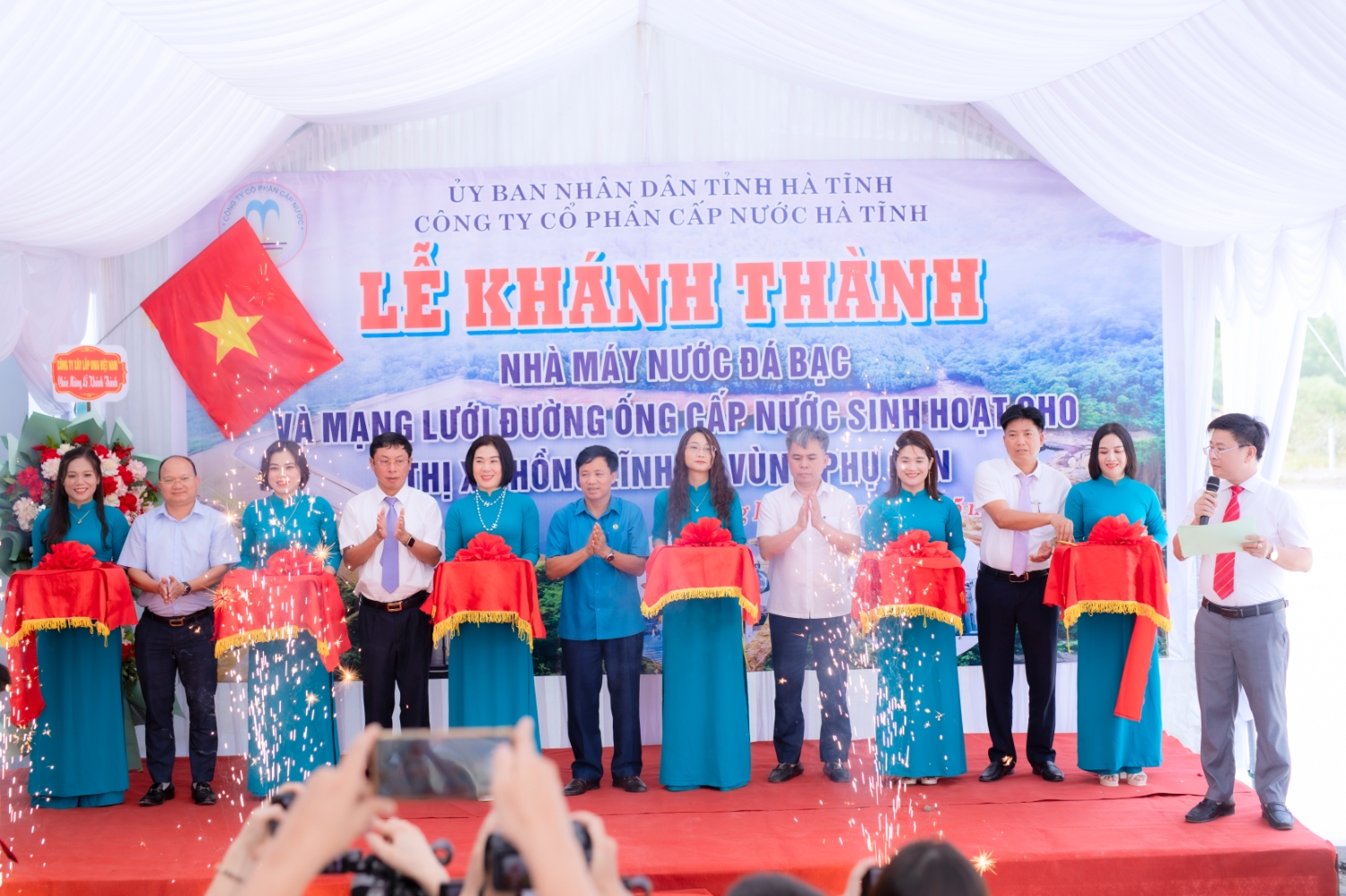 LỄ KHÁNH THÀNH CÔNG TRÌNH “NHÀ MÁY NƯỚC ĐÁ BẠC VÀ MẠNG LƯỚI ĐƯỜNG ỐNG CẤP NƯỚC SINH HOẠT CHO THỊ XÃ HỒNG LĨNH VÀ VÙNG PHỤ CẬN” CỦA CÔNG TY CỔ PHẦN CẤP NƯỚC HÀ TĨNH