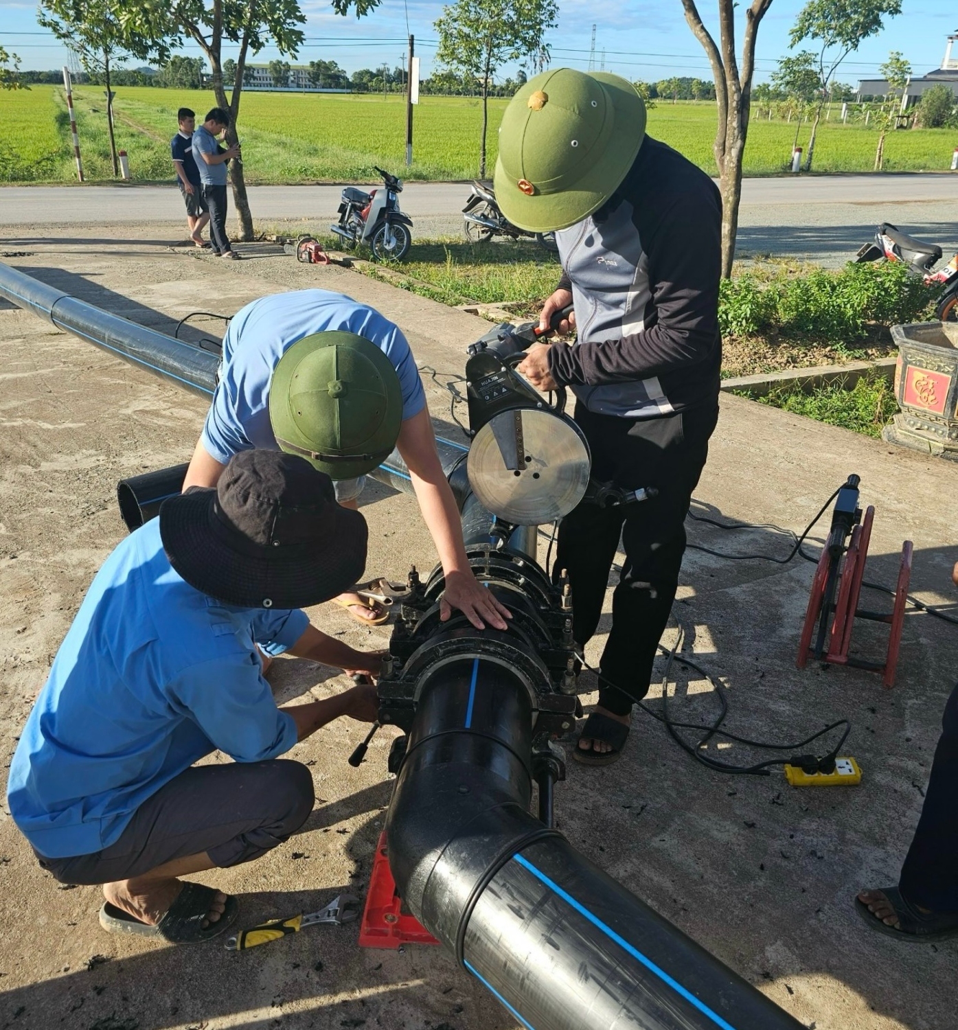 CHI NHÁNH CẤP NƯỚC THÀNH PHỐ HÀ TĨNH NỖ LỰC TRONG CÔNG TÁC THAY THẾ ỐNG THÉP VÀ SÚC XẢ MẠNG NƯỚC TRUYỀN TẢI TẠI CẨM XUYÊN