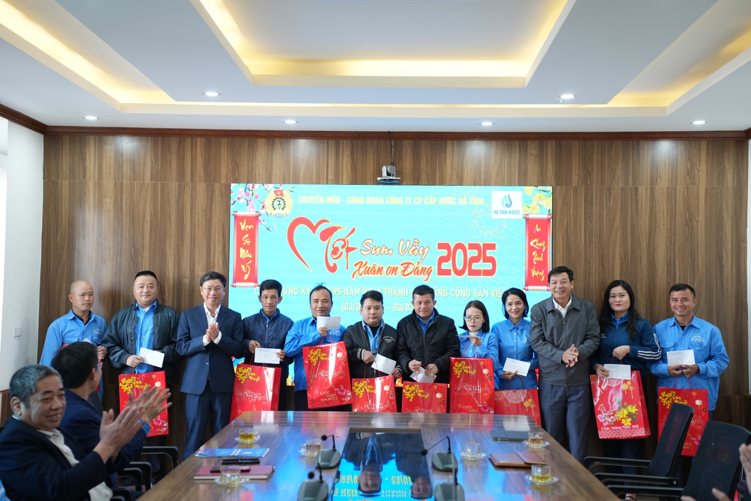 CÙNG NGƯỜI LAO ĐỘNG ĐÓN “TẾT SUM VẦY, XUÂN ƠN ĐẢNG” NĂM 2025