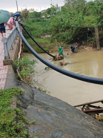 CÔNG TY CỔ PHẦN CẤP NƯỚC HÀ TĨNH KHẮC PHỤC SỰ CỐ CÁC TUYẾN ỐNG TRUYỀN TẢI DO ẢNH HƯỞNG CỦA MƯA BÃO, ĐẢM BẢO CẤP NƯỚC AN TOÀN CHO NGƯỜI DÂN