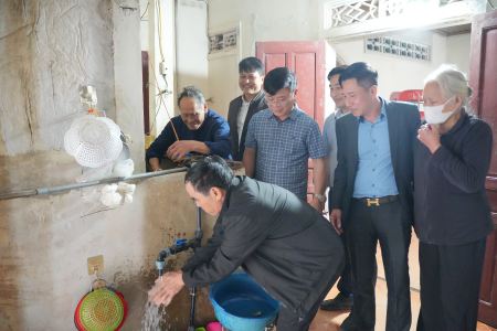 Niềm vui nước sạch về với người dân xã Thạch Khê, giải quyết bài toán khó kéo dài nhiều năm.  