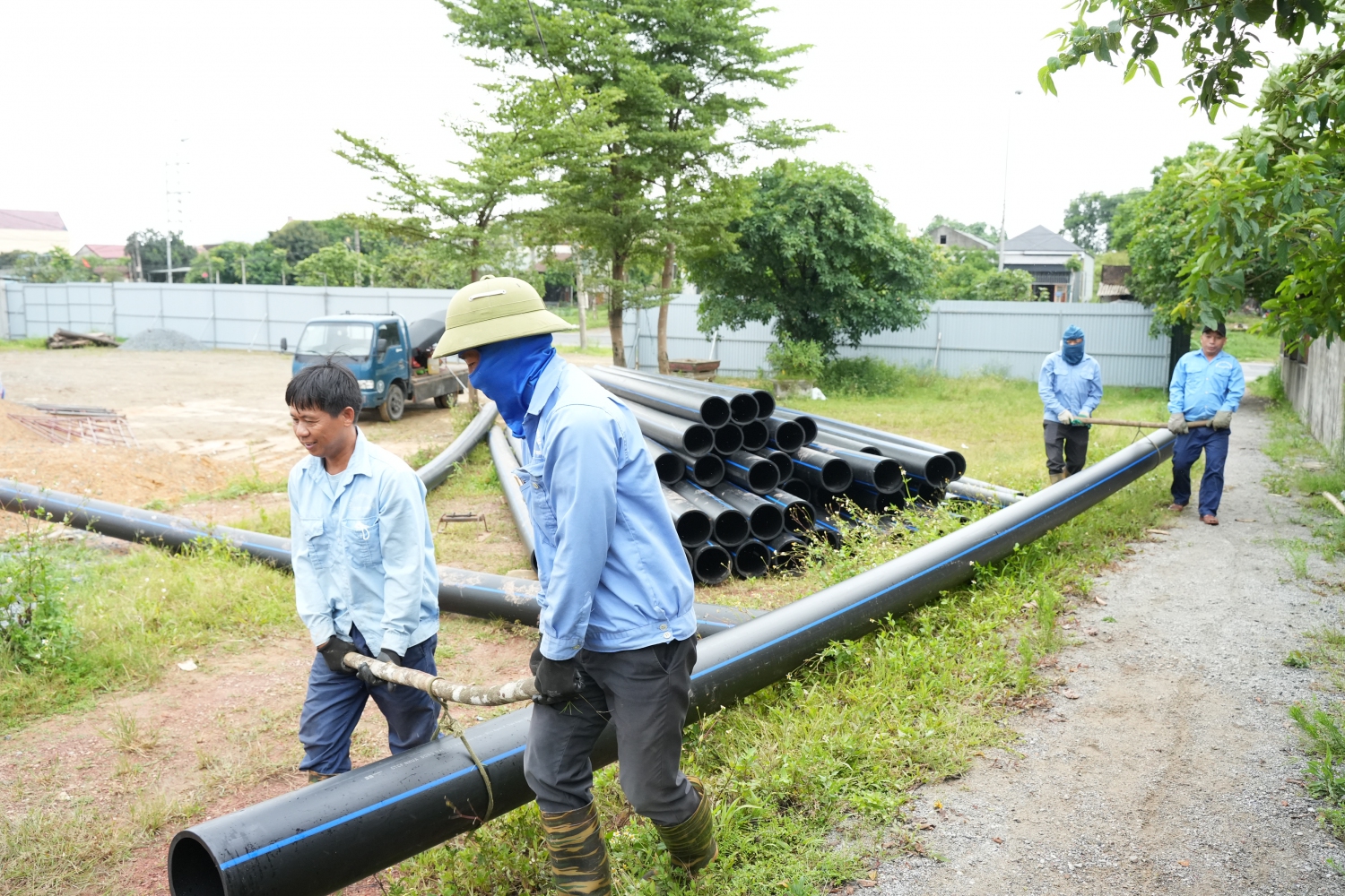 Công nhân nỗ lực lắp đặt 