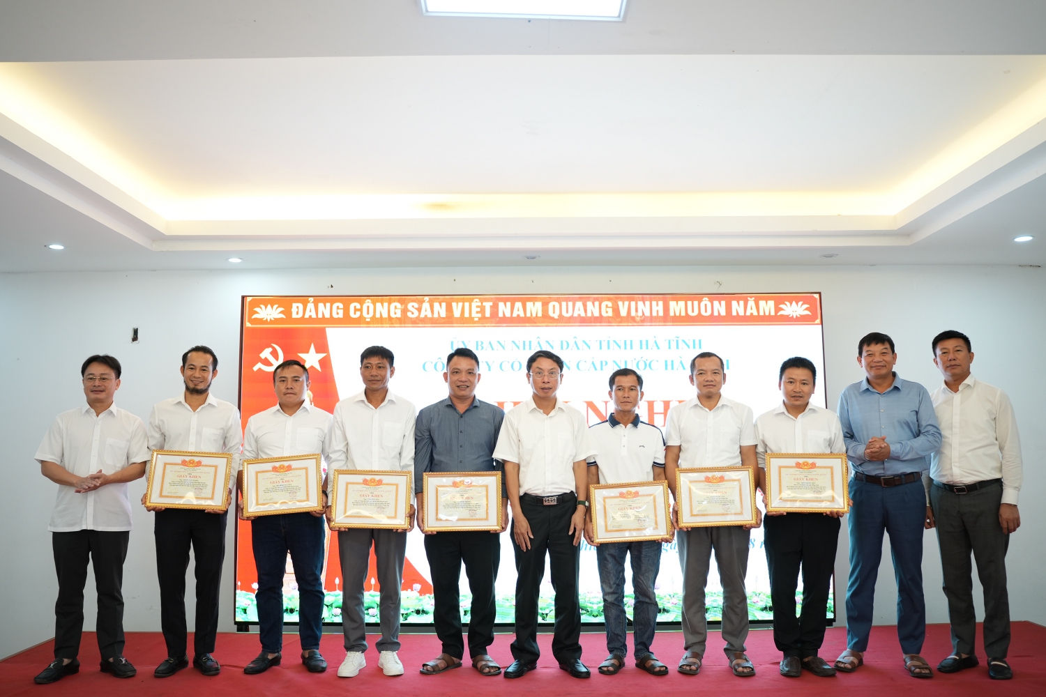 Các đồng chí được khen thưởng 